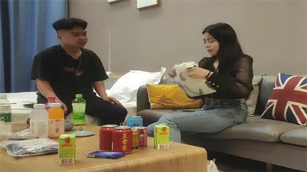 22岁兼职学生妹穿女仆装服务，清纯肉体任你开发！