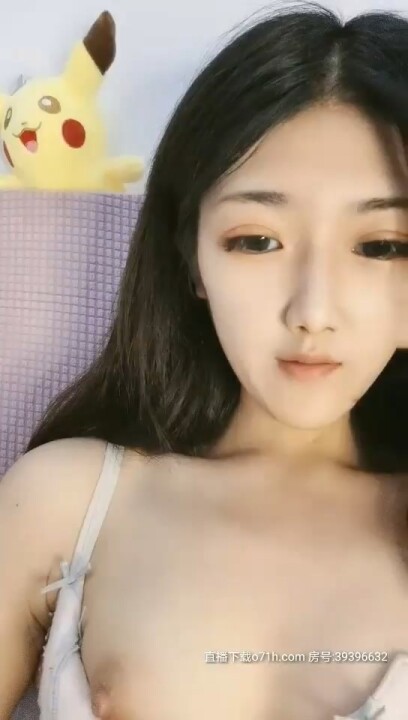 主播福利人美嘴甜哪多好顏值不錯嫩妹子道具自慰，特寫大黑牛插入震動掰穴高潮出白漿